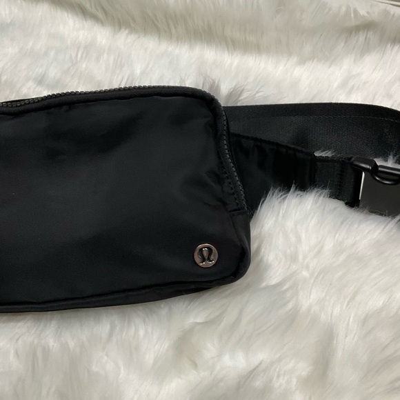 Lululemon Everywhere Belt Bag - Picture 4 of 13
